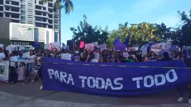 En su gran mayoría, mujeres vestidas con algún distintivo de color morado