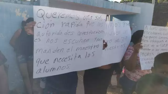 Los padres aseguran que no abrirán la escuela hasta solucionar el problema