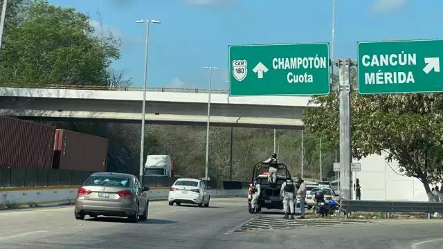 La manta fue colgada al inicio de la autopista Campeche-Champotón