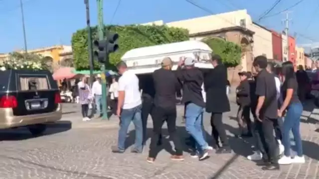 Los funerales de las víctimas de la masacre ocurrida en la Exhacienda de San José del Carmen en Salvatierra, Guanajuato, se llevaron a cabo con temor