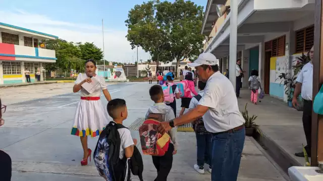 . Los alumnos mostraron entusiasmo cuando recibieron su nuevo paquete escolar