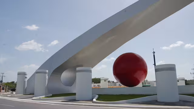 El monumento cuanta con una gran historia dentro el círculo que esta en el centro