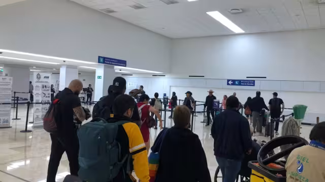 Los primeros vuelos en despegar fueron hacia Monterrey y la Ciudad de México