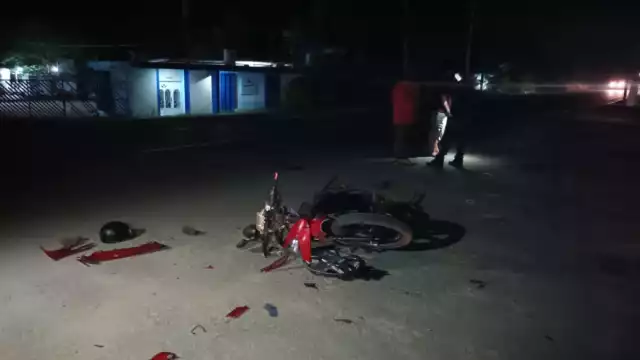 La moto quedó completamente destrozada, evidenciando la magnitud del impacto