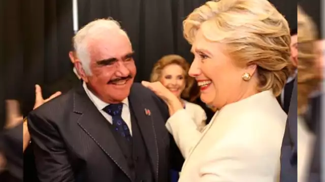 La excandidata presidencial estadounidense Hillary Clinton envió sus condolencias tras la muerte del cantante Vicente Fernández. Foto: Especial