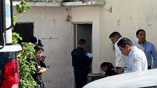 Al parecer, se encontraba bajos los influjos del alcohol, y mientras trataba de brincar por la parte trasera se cayó.