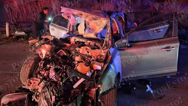 El accidente fue aparatoso, tan es así que el auto quedó destrozado