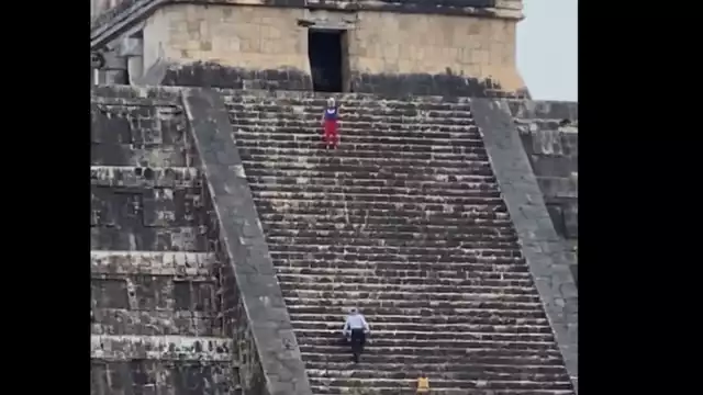 Mujer sube a la pirámide de Chichén Itzá; es abucheada y atacada por los asistentes