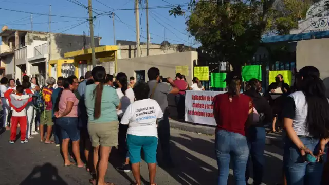 También se manifestaron para defender a dos maestras