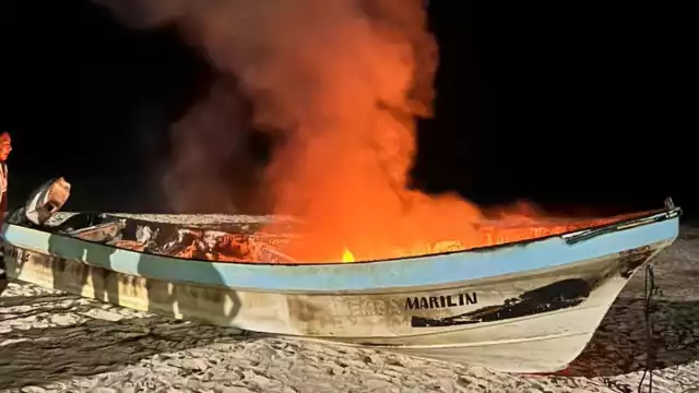 La lancha fue quemada por los pescadores