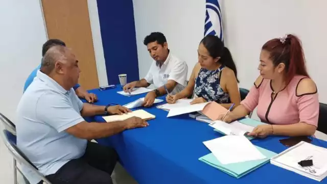 Aparentemente, es el abanderado del blanquiazul y de la Revolución Democrática.