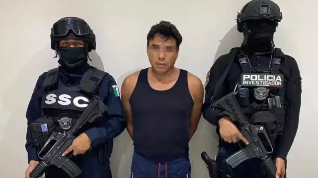 La víctima asegura que los policías son familia de una mujer que les había prestado dinero