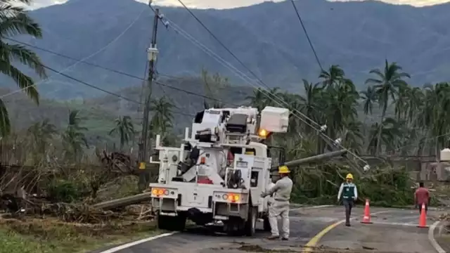CFE trabaja con celeridad para restablecer el servicio eléctrico en Guerrero, tras el paso del Huracán Otis