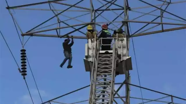 El hombre bajó de la torre por su propia cuenta