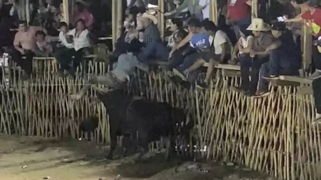 El joven Cristian Lizama fue corneado tras caer de su equino, pero fue rescatado por los espectadores.
