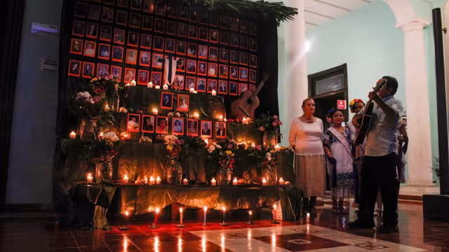 El altar recuerda a las grandes figuras de la canción yucateca