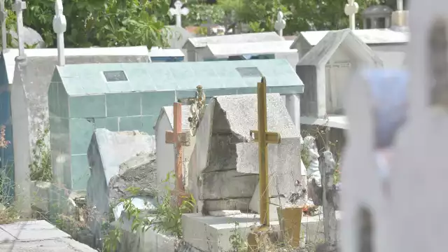 Ana paty peralta tiene descuidados los cementerios de cCancún