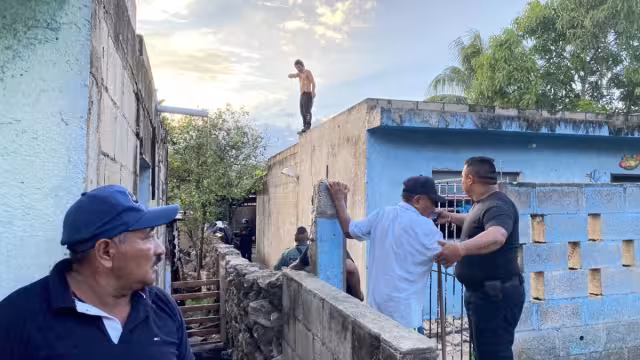 El hombre cayó desde tres metros cuando pedía que se retirarán los policías