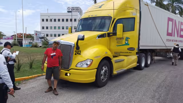 La pesada unidad reventó cables de luz y derribó ramas de árboles