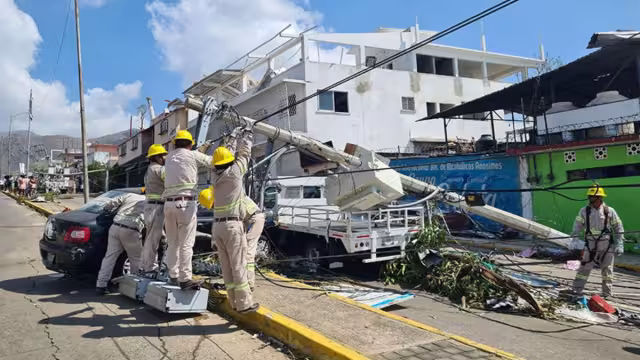 La Comisión Federal de Electricidad redobla esfuerzos para restablecer el servicio eléctrico en su totalidad, en las localidades afectadas por el Huracán Otis en Guerrero