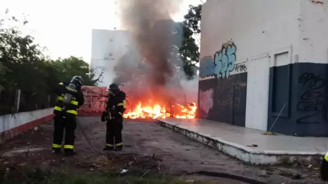 Aparentemente departían allí y encendieron basura para calentarse.