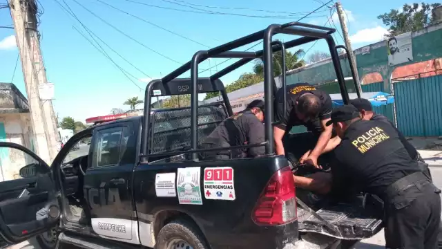 El hombre rompió cristales de la casa y un auto