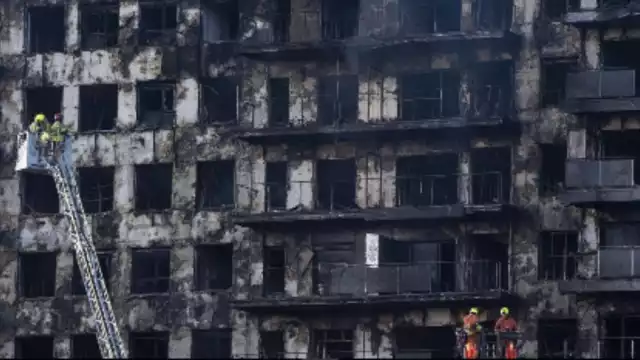 Al menos cuatro personas murieron en un voraz incendio que consumió un edificio de catorce plantas en la ciudad española de Valencia