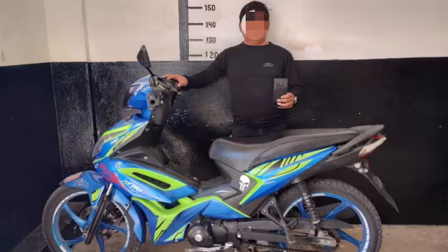 Del domicilio salieron tres personas, dos mujeres y un hombre, que intentaron impedir el arresto