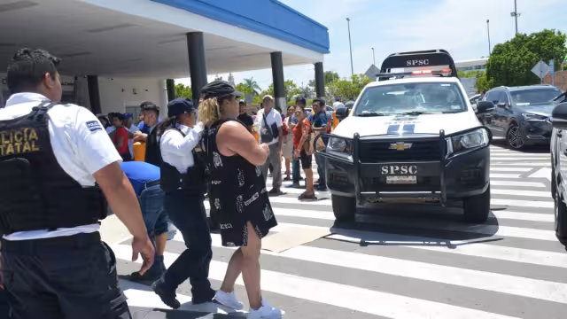 Uno de los detenidos atacó con una piedra a uno de los empleados de la tienda