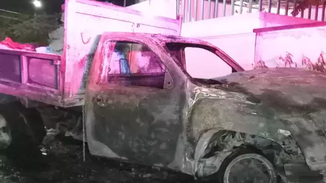 Tras corto circuito se incendia una camioneta de carga en fraccionamiento de Cancún