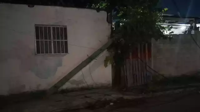 El poste dañado es propiedad de la empresa TELMEX