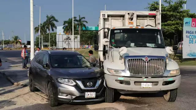 El conductor del camión recolector de basura intento doblar a la derecha