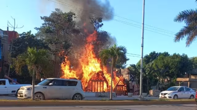 El siniestro se originó en el interior de uno de estos locales comerciales