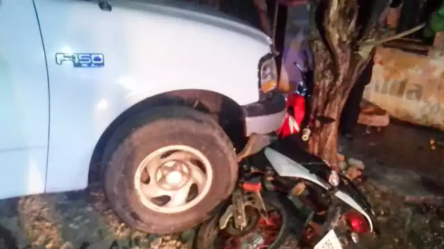 La camioneta en la que ocurrió el accidente avanzó varios metros y terminó impactándose contra una motocicleta y un árbol