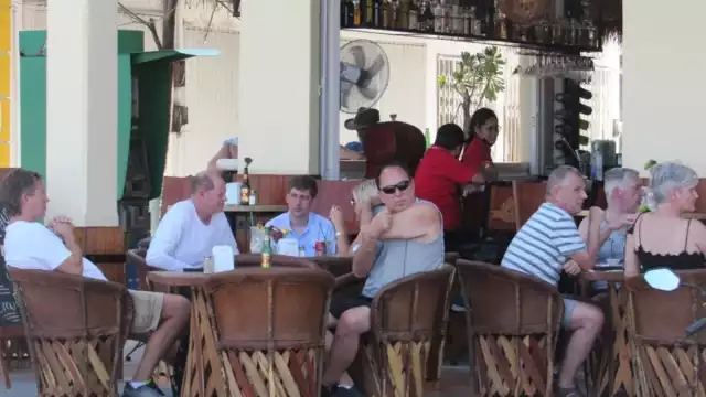 Previo a la esperada época decembrina, son los cozumeleños quienes han mantenido a flote los establecimientos de alimentos, aunque en menor proporción.