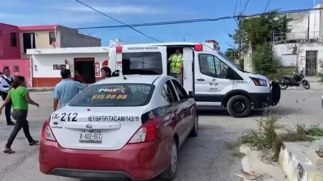 El taxista tuvo que ser atendido por paramédicos debido a que presentaba heridas en el rostro