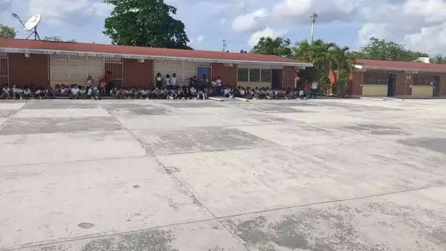 El director resaltó la colaboración con instituciones para llevar a cabo operativos periódicos y aleatorios de revisión de mochilas, contando siempre con el consentimiento.