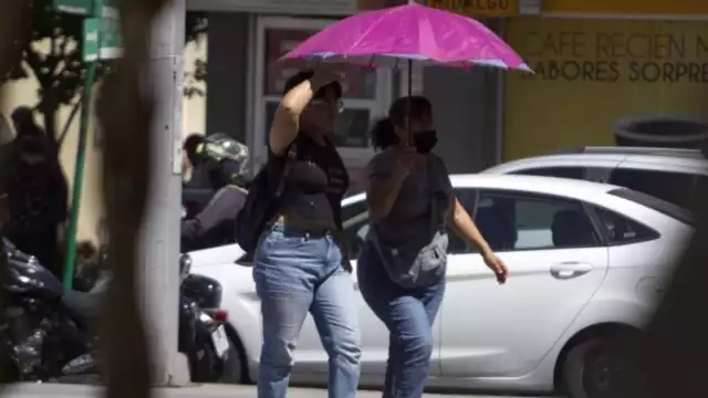 Se recomienda tomar mucha agua y así evitar un golpe de calor