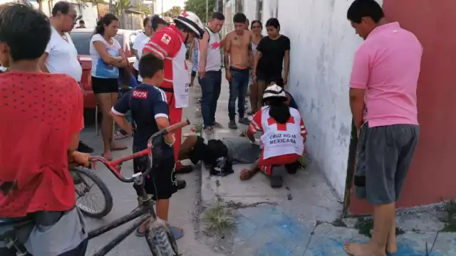 El motociclista fue auxiliado por paramédicos