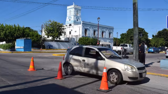 Auto 'fantasma' impacta a una pareja y huye en Progreso