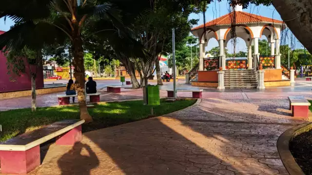 Jóvenes llegan con al parque en búsqueda del servicio, pero se dan cuenta de que no hay