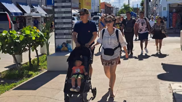 Los turistas compran tours para viajar a Mérida o Chichén Itzá
