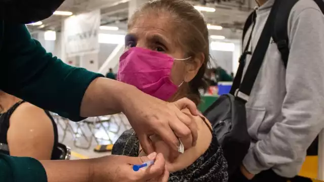 CDMX aplicará la vacuna Covid de refuerzo en 7 sedes previo a Navidad. Foto: Cuartoscuro