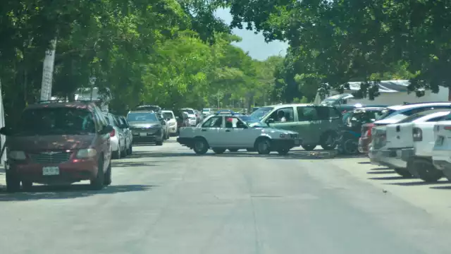 Automovilistas invaden las banquetas e impiden que los residentes puedan salir o entrar con sus vehículos