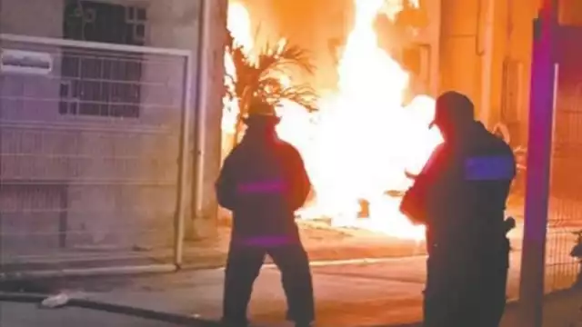 Loa vecinos llamaron al cuerpo de bomberos para controlar el fuego de ambos vehículos
