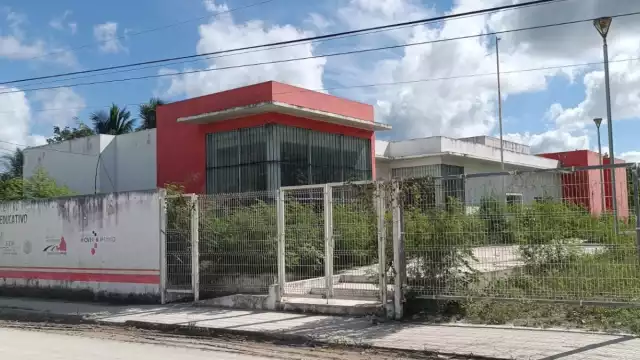 El sitio está lleno de maleza, y aunque nunca ha sido ocupado, ya presenta afectaciones en su estructura por falta de atención