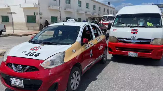 El choque formó una larga fila de autos mientras no llegaban a un acuerdo
