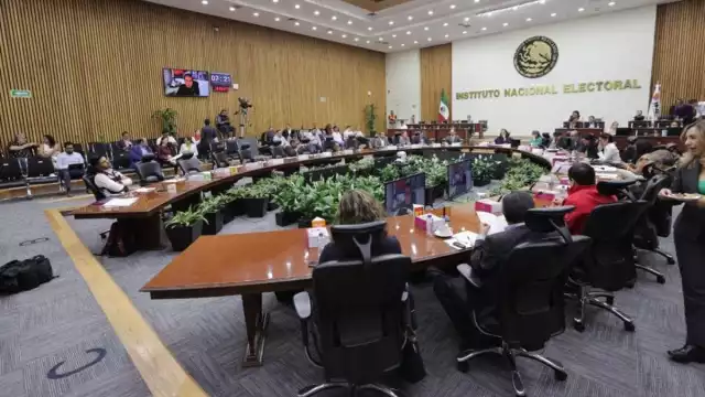 El consejero del INE, Uuc-Kib Espadas, señaló que eel INE no tiene facultad para obligar a los partidos a postular un cierto número de hombres y mujeres