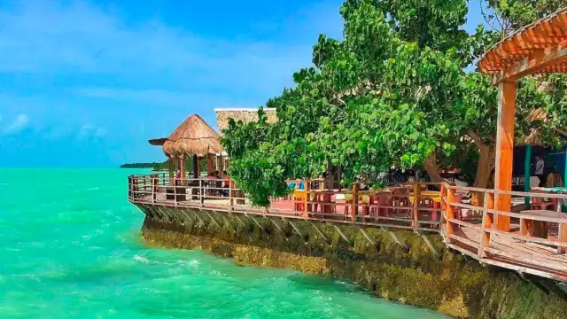 Calderitas tiene una variedad de restaurantes con una amplia variedad de comida del mar para los visitantes