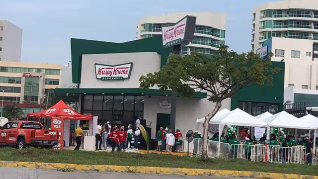 La apertura de la primera sucursal de Krispy Kreme en Veracruz provocó una larga fila para la compra de las donitas de sabores